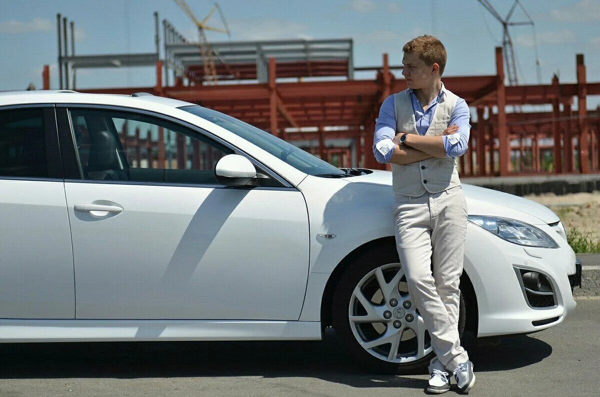Руслан белый машина. Инфинити fx35 2022. Парень в машине. Парень на белом мерседесе. Парень на белой машине.