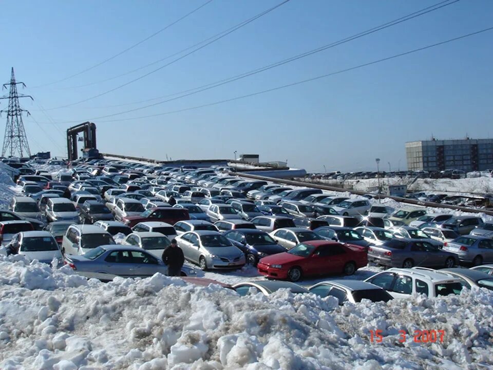 Сколько автомобилей во владивостоке. Рынок зелёный угол Владивосток. Машины зеленый угол Владивосток. Владивосток рынок автомобилей зеленый угол. Ввоз машин из Японии.