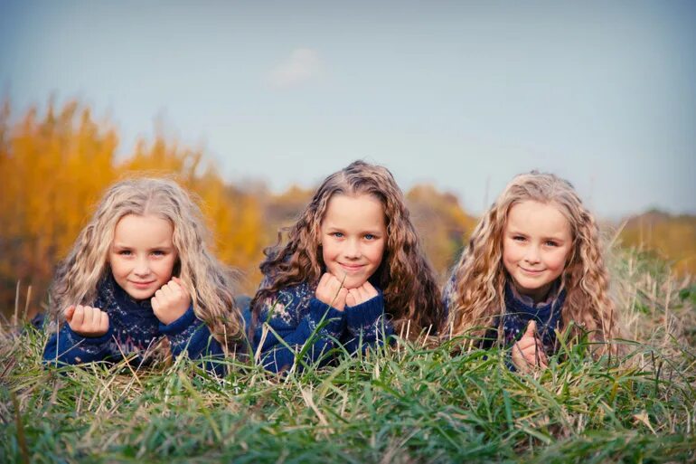 С годиком тройняшек. Фотосессия с тройняшками. Тройняшки шарлотсвилл. Близнецы тройняшки четверняшки пятерняшки. Красивые тройняшки.