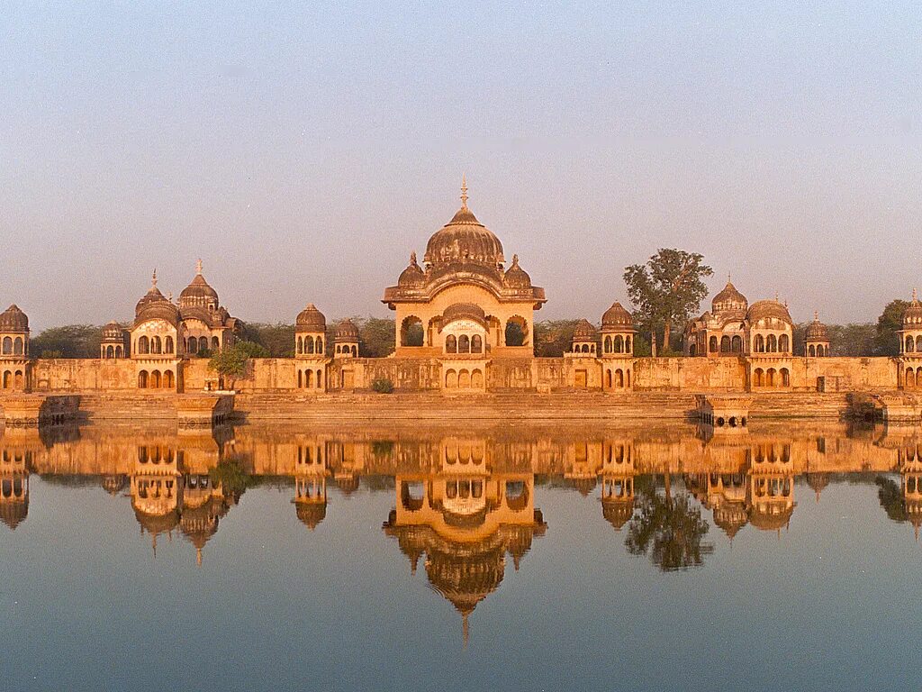 Города окруженные водой. Кусум Саровар Вриндаван. Вриндаван храм Матхура. Храм Говардхан Индия. Вриндавана Индия.