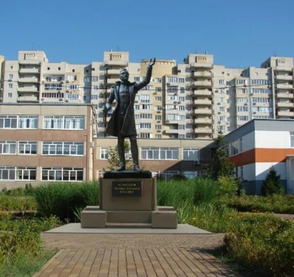 Лермонтовский проспект 51. Памятник лермонтову спб лермонтовский проспект. Физико-математический лицей № 239. Лермонтовский лицей спб. Лермонтовский лицей спб.