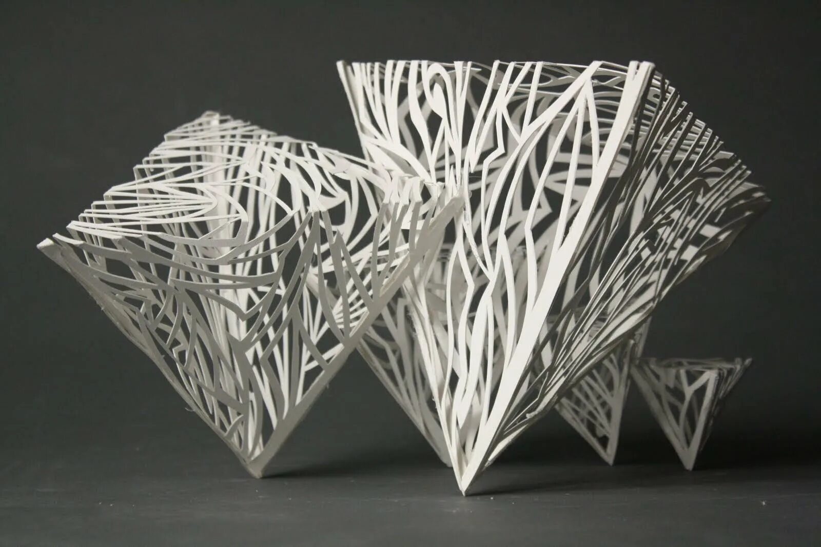 Композиция из бумаги. Конструирование из бума. Художественное конструирование изделия. Фигурки оригами. Проектирование моделирование конструирование.