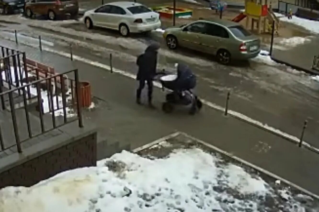 Маленькие ребёнок падает с окна. Ребенок падает из окна. Видео падения детей. Видео падения детей. В воронеже парень выпал из окна.