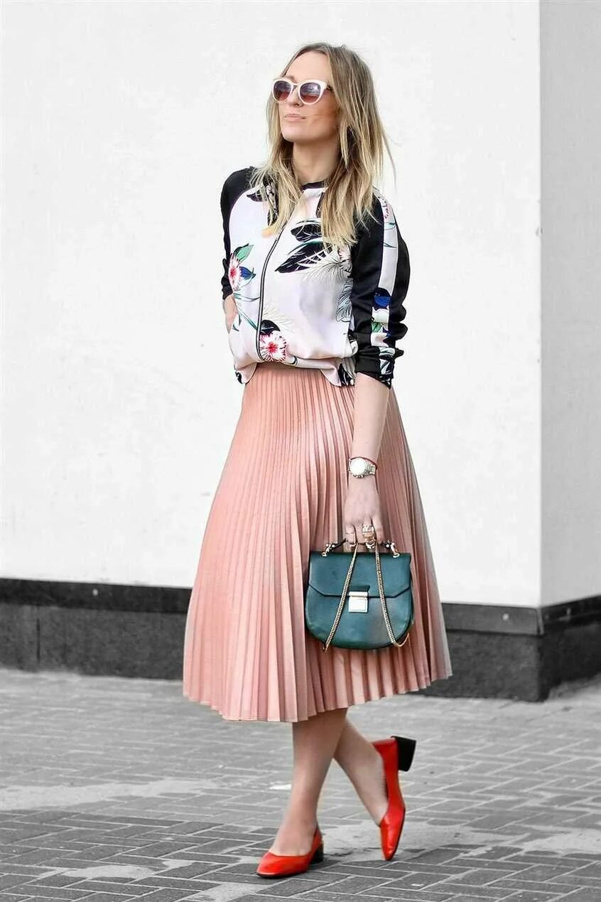 С чем одеть плиссированную юбку. Плиссированная юбка. С чем одеть плиссированную юбку. Юбка макси плиссе плиссированная. Плиссированная юбка.