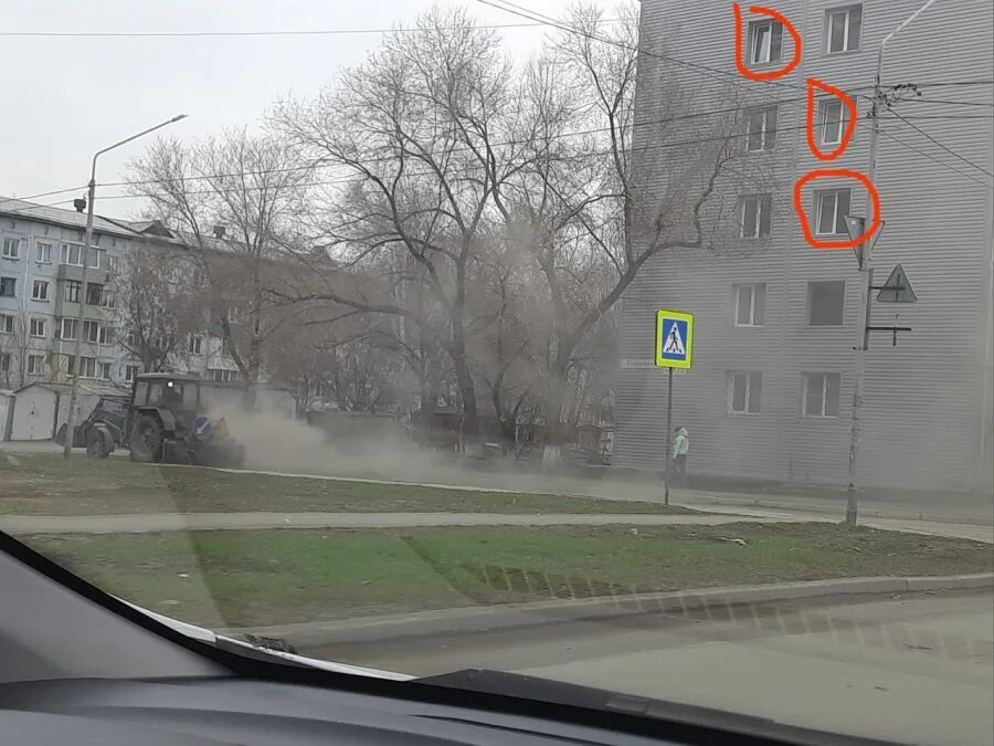 Пыль стояла. Омск пыль. пыль на дороге. пыль транспортная. пыль на улице.