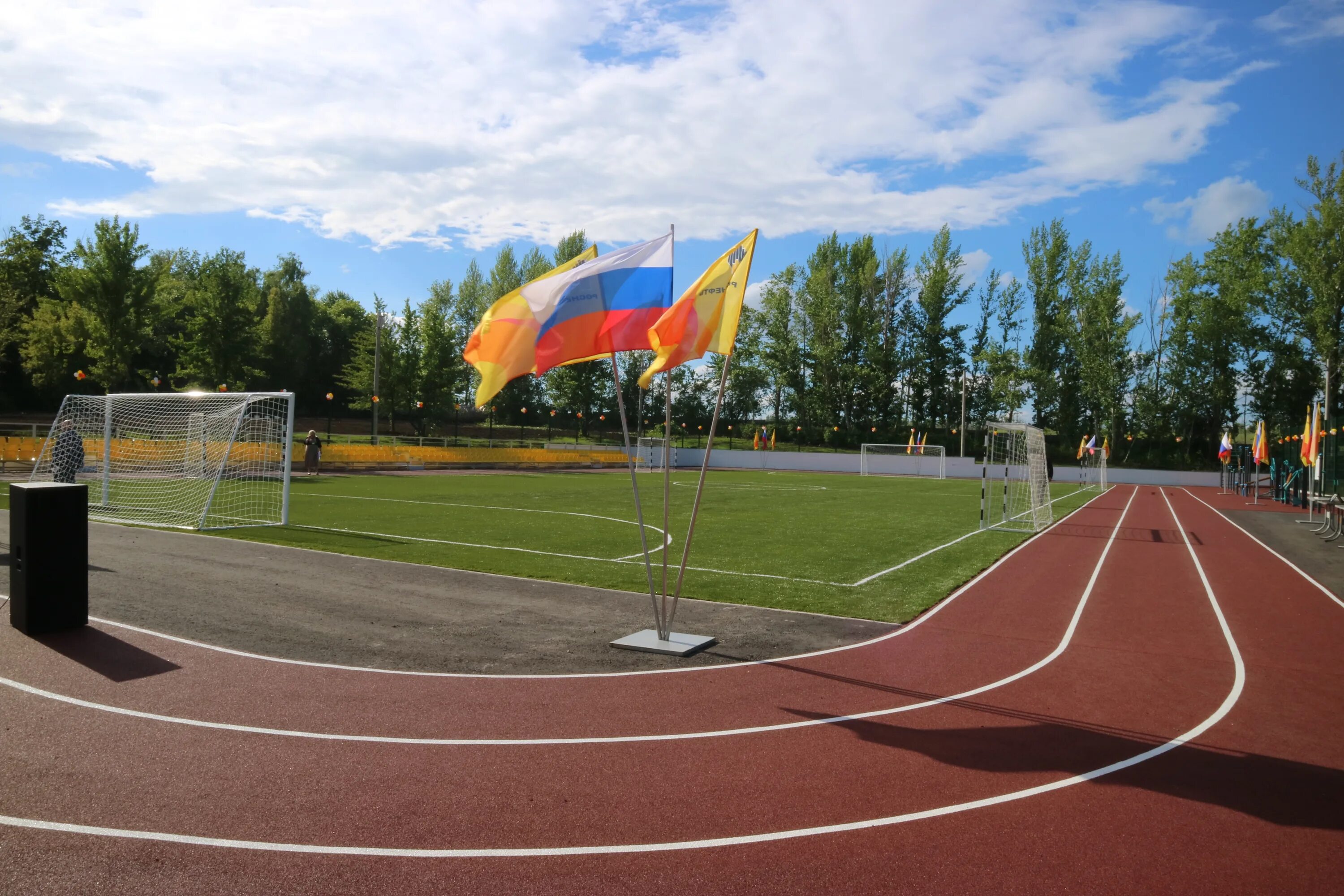 Стадион на гагарина. Стадион им Гагарина Снежинск. Орлёнок Снежинск лагерь в стадион. Стадион комсомолец Снежинск. Стадион парк Гагарина Самара.