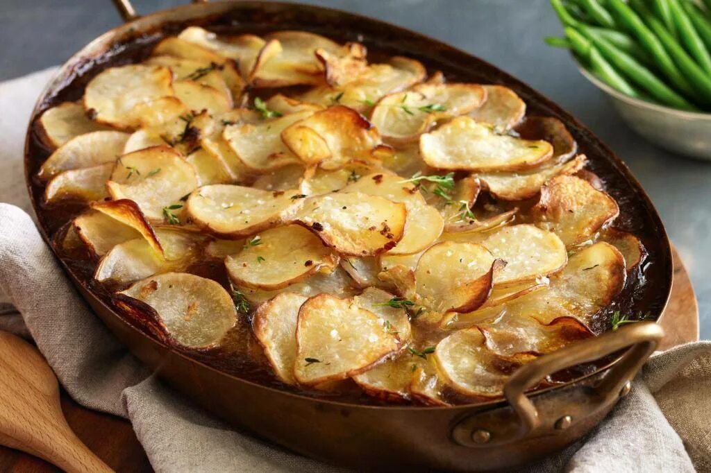 Картошка с мясом грибами и овощами. Картофель буланжер в духовке. блюда с грибами. картофель с грибами в духовке. запеченная картошка с грибами.