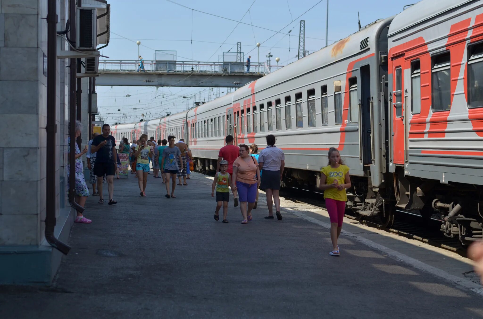 Наш полупустой поезд остановился. Остановка поезда. РЖД остановки поездов. Поезд Адлер. Поезд Киров Адлер.