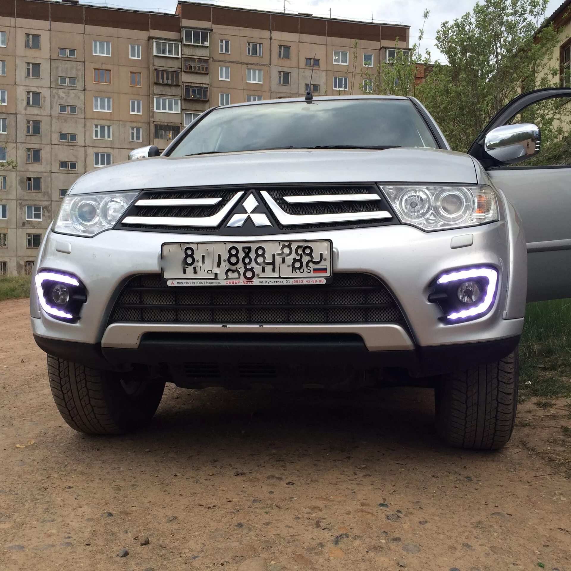 Mitsubishi l200 и Pajero Sport. L200 Pajero Sport. Ходовые огни Mitsubishi Pajero Sport 2. ДХО на Митсубиси Паджеро спорт 2.