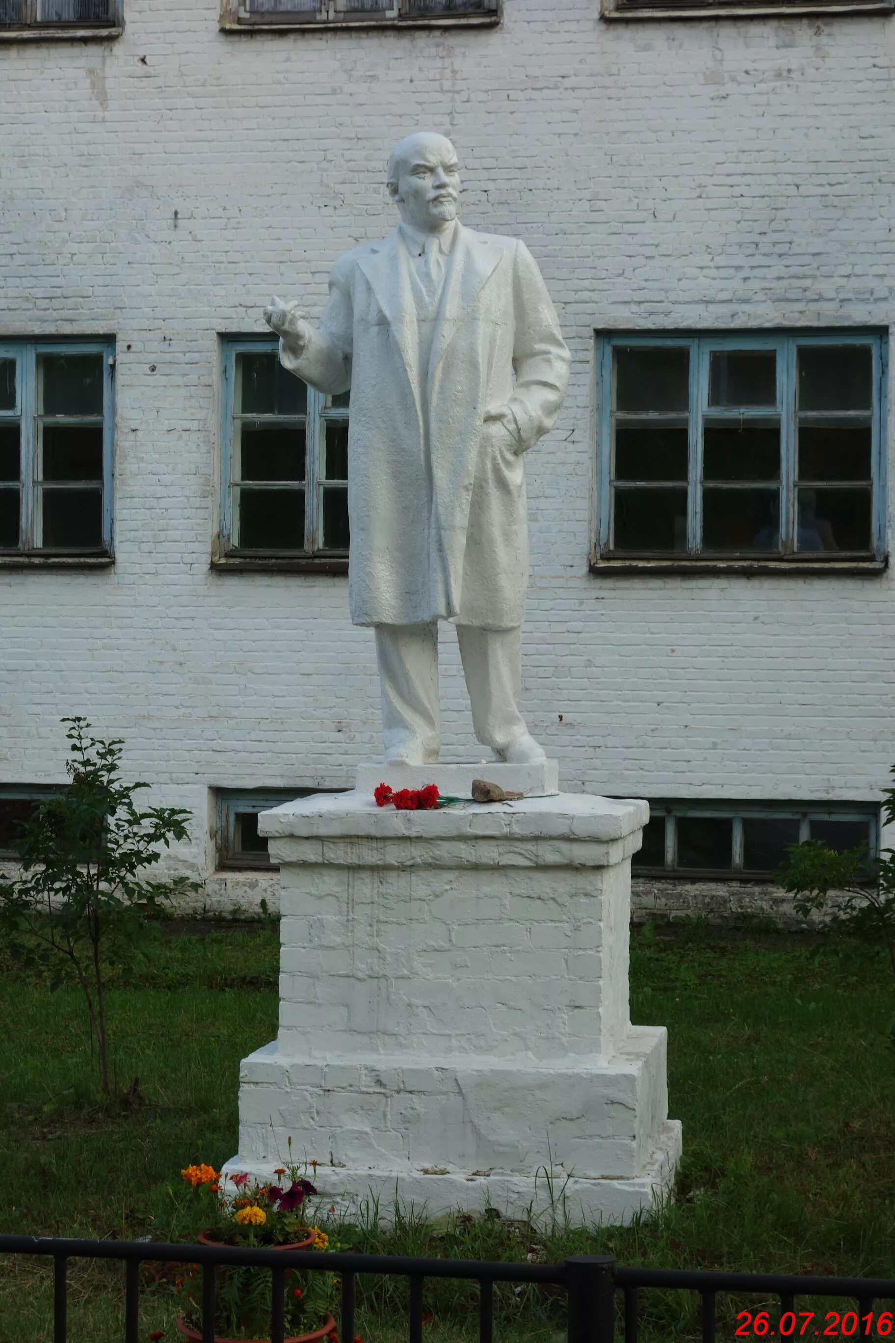 Памятник Ленину в Чкаловске. Памятник в Чкаловске Омск. Памятник Ленину в Чкаловске Щелковский район. Чкаловск Нижегородская область памятник Ленину. Чкаловский ленина