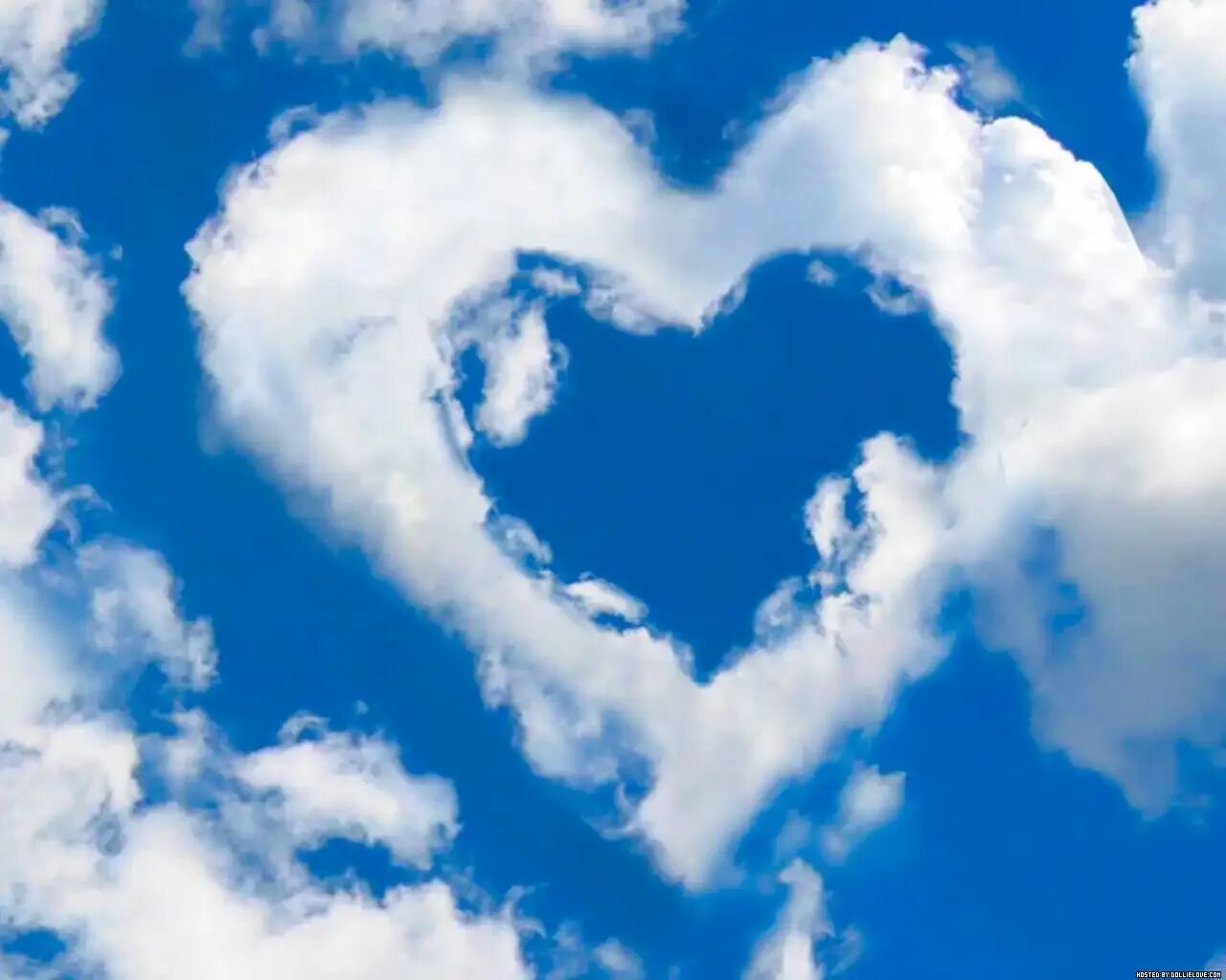 Влюбленные в облаках. Картинки про любовь. Улетающее сердце. Красивое сердце. Мечты о любви.