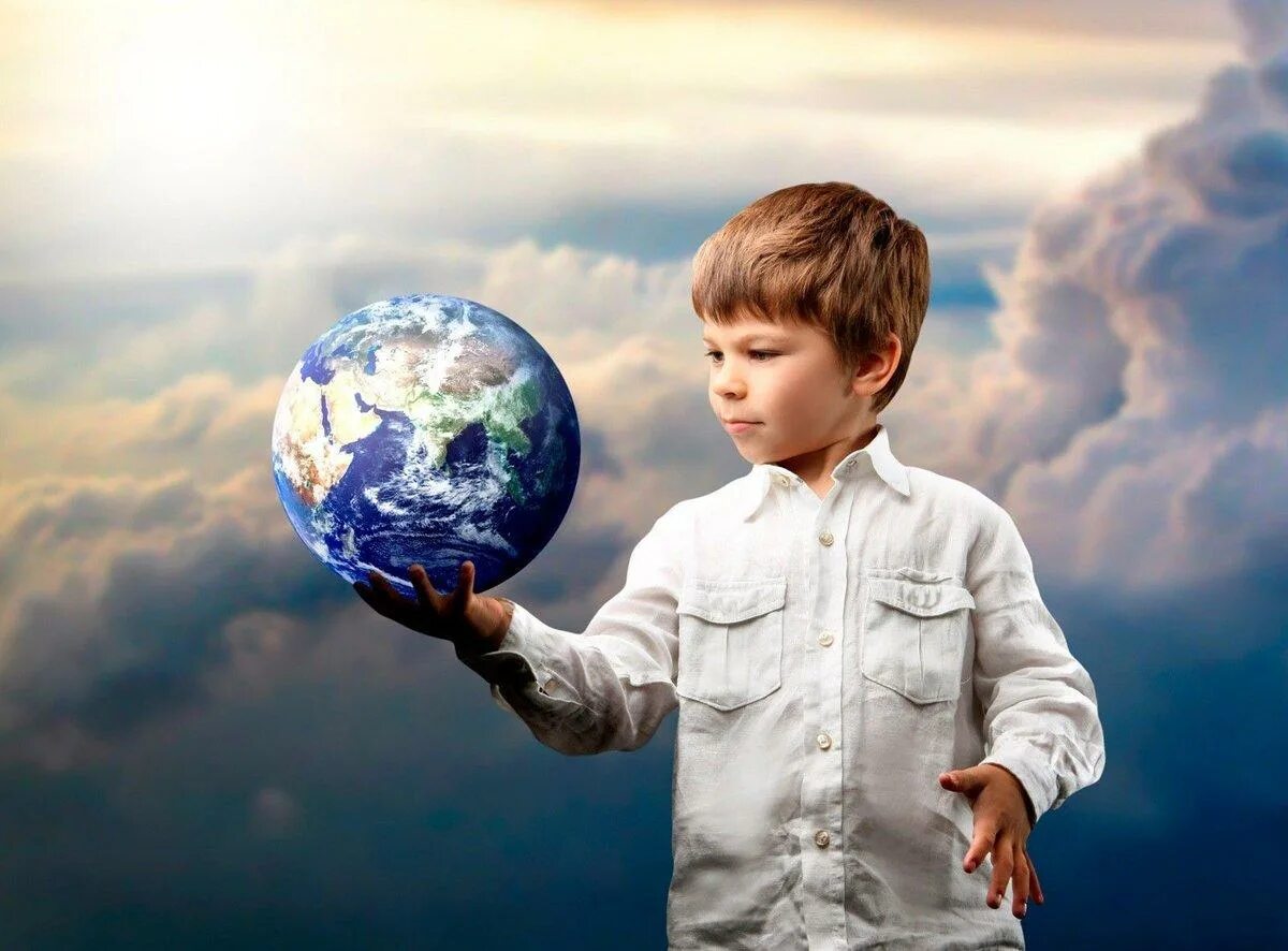 Духовные перемены. Дети земли. Дети будущего. Мальчик с глобусом. Мир для детей.