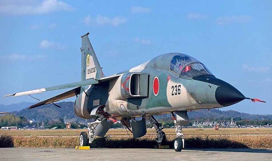Истребители японии. Mitsubishi f-1. Японский истребитель Мицубиси f 1. Митсубиси f1 самолет. Mitsubishi f-1 ВВС Японии.