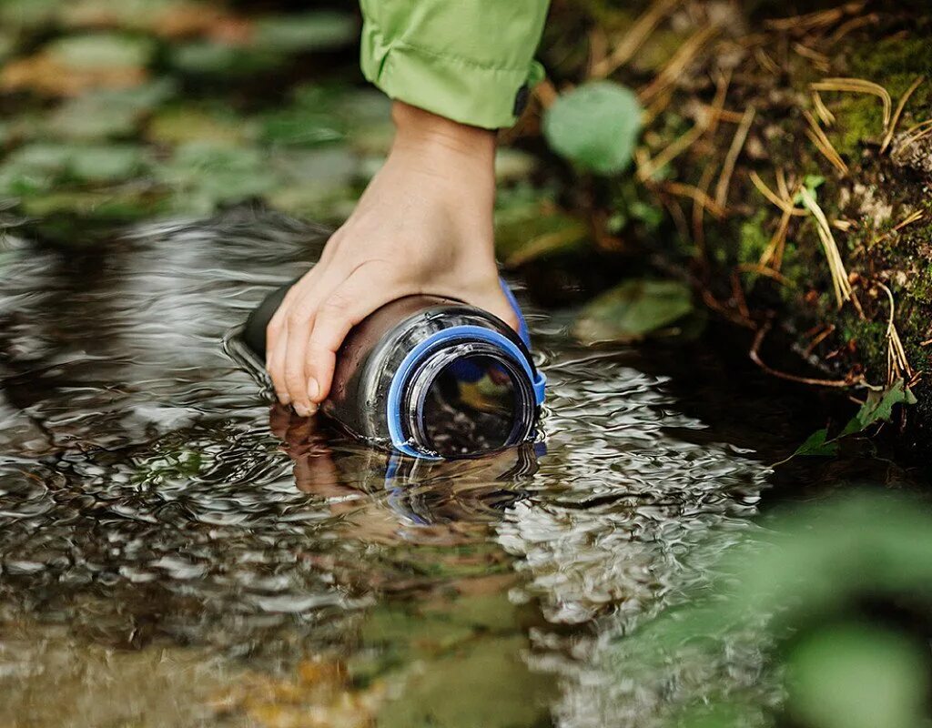 Добыча пресной воды. Вода из открытых водоёмов. Набирает воду из ручья. Добывание пресной воды.