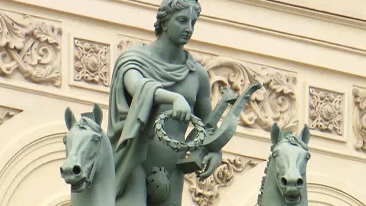 большой театр квадрига аполлона на купюре. монумент ржев коробцов. сторублевая купюра большой театр. сторублевая купюра большой театр. большой театр на 100 рублевой купюре.