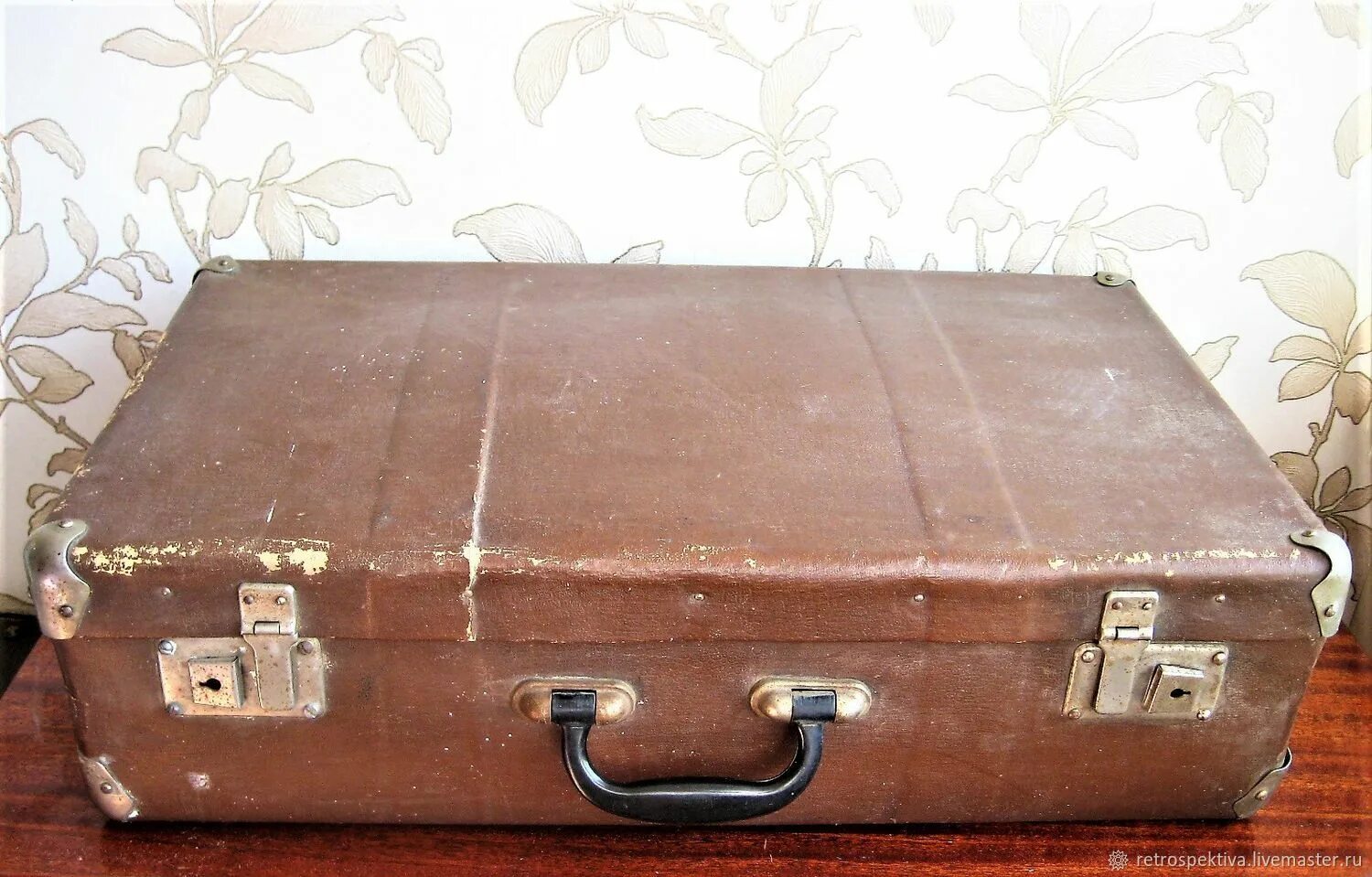 Купить старый чемодан. Чемоданы Винтаж 1м20см. Советский чемодан снизу. Чемодан старинный. Старый кожаный чемодан.