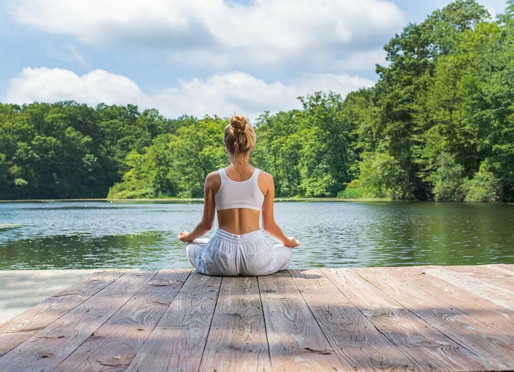 Медитация со словами слушать. Плейлист медитация. Медитация возле озера. Доброе утро медитация. Практикует дзен.