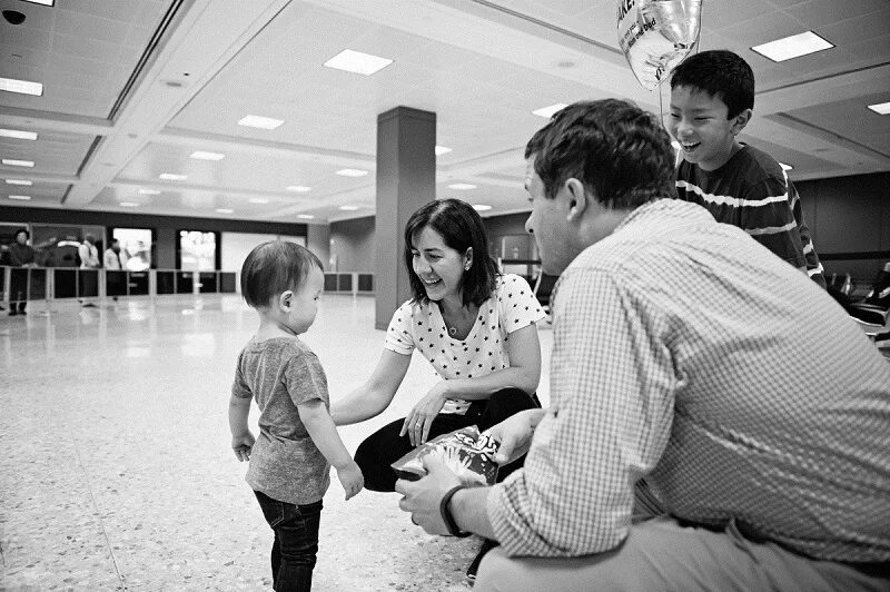 Родители и дети. Усыновить ребенка. Родители усыновляют ребенка. Удочерение ребенка. Отец усыновил сына