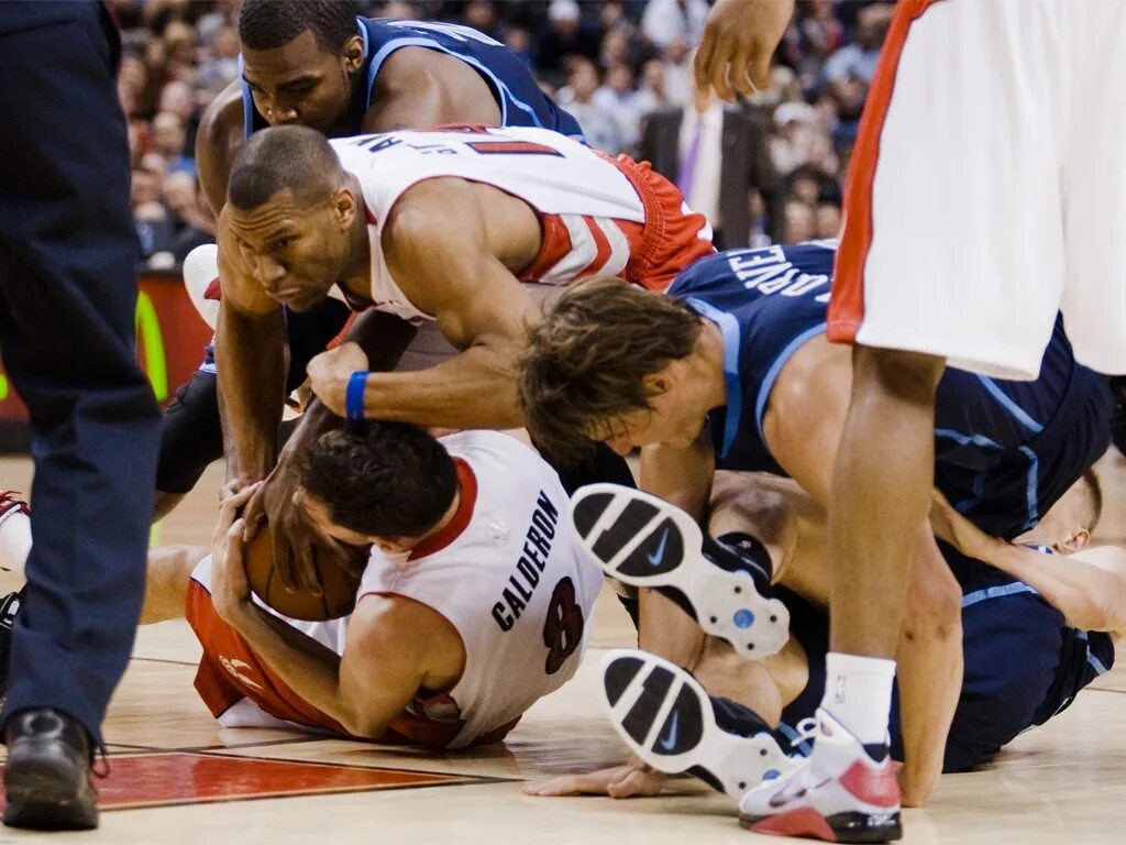 Баскетбол столкновение. Что происходит с игроком получившим пять фолов в баскетболе. Лучшие моменты леброна джеймса. Технический фол в баскетболе. Фол в баскетболе фото.