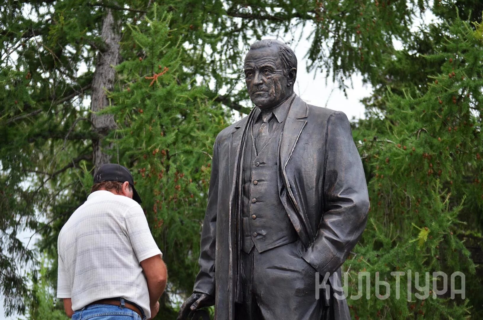 Памятник михаилу ульянову в москве где. Памятник Михаилу Ульянову в Омске. Памятник актеру Михаилу Ульянову в Омске.