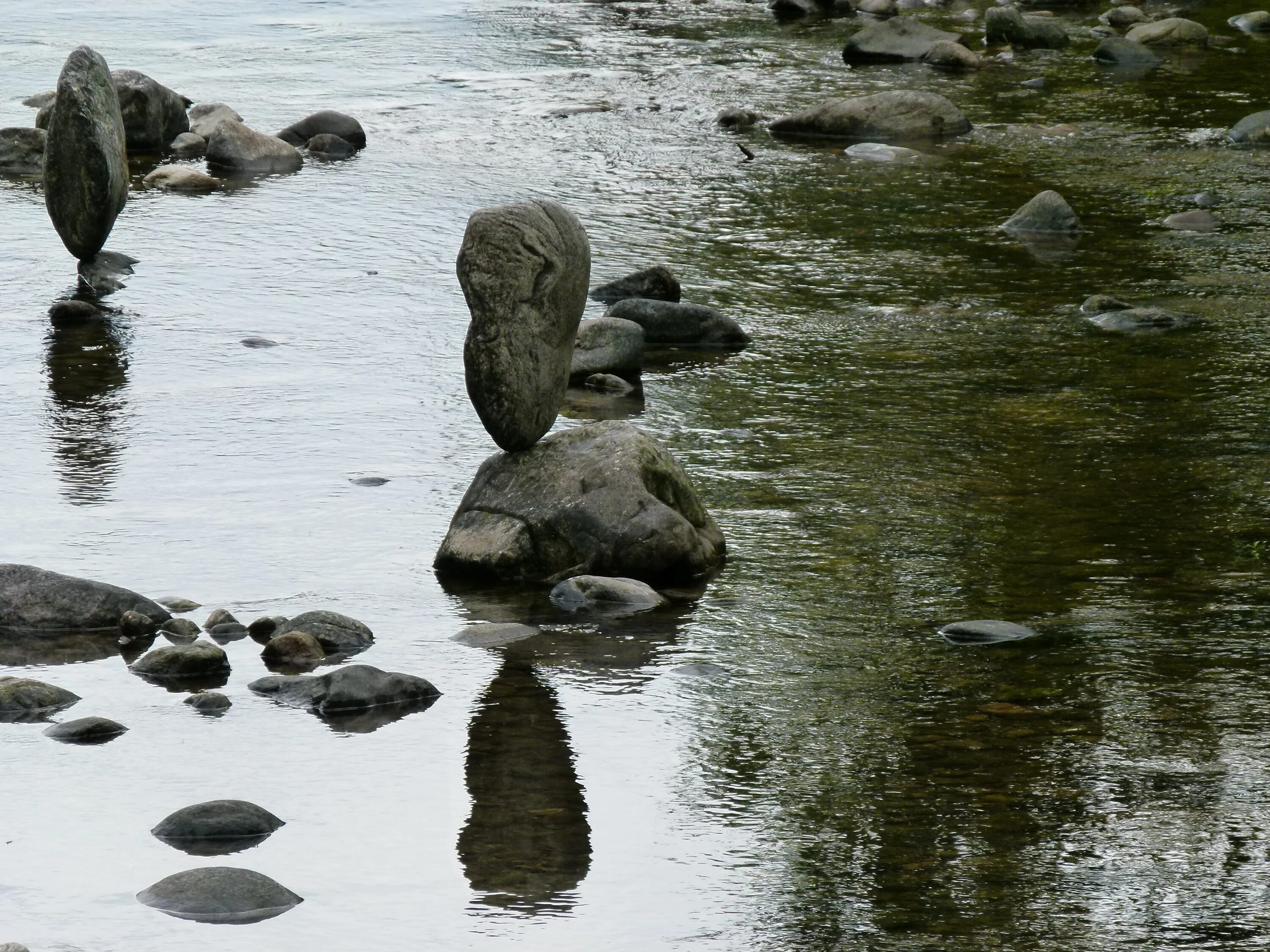 Песни камень и вода. Валун в воде. Камни в воде. Вода обтекает камень. Камни торчащие из воды.