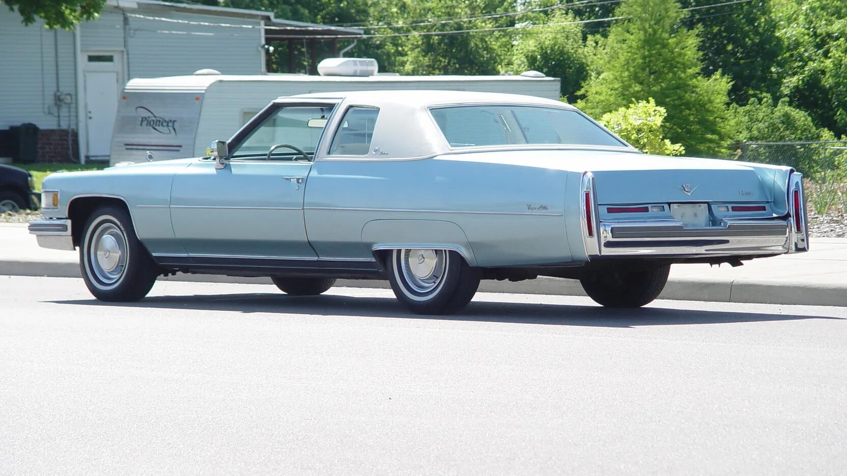 Кадиллак deville 1975. Cadillac coupe 1975. Кадиллак купе девиль. Cadillac silverado 1975. Cadillac 1975.