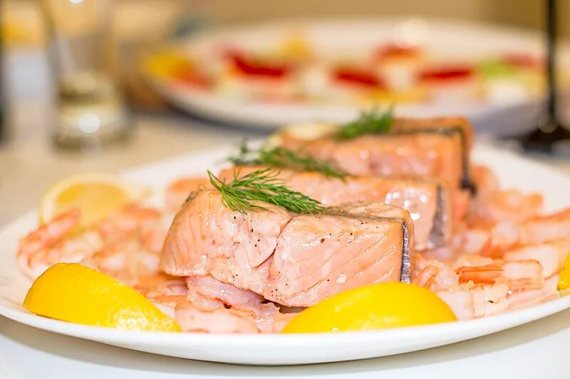 семга с креветочным соусом. голец стейк. форель фаршированная креветками. форель с креветками. форель запеченная с креветками.