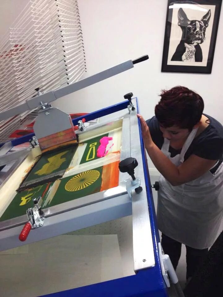 Screen printing. Шелкография станок печать на ткани. шелкография идея для бизнеса. screen printing типография wiki. печатник шелкограф на ручной станок.