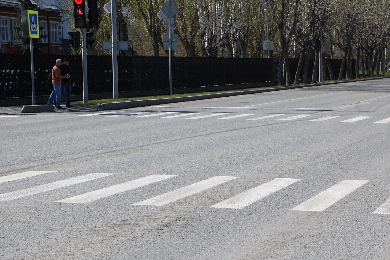 лондон машина на пешеходном. разметка дороги 1. машина на повороте. переход владивосток в центре. регулироваемый пешеходный переход.