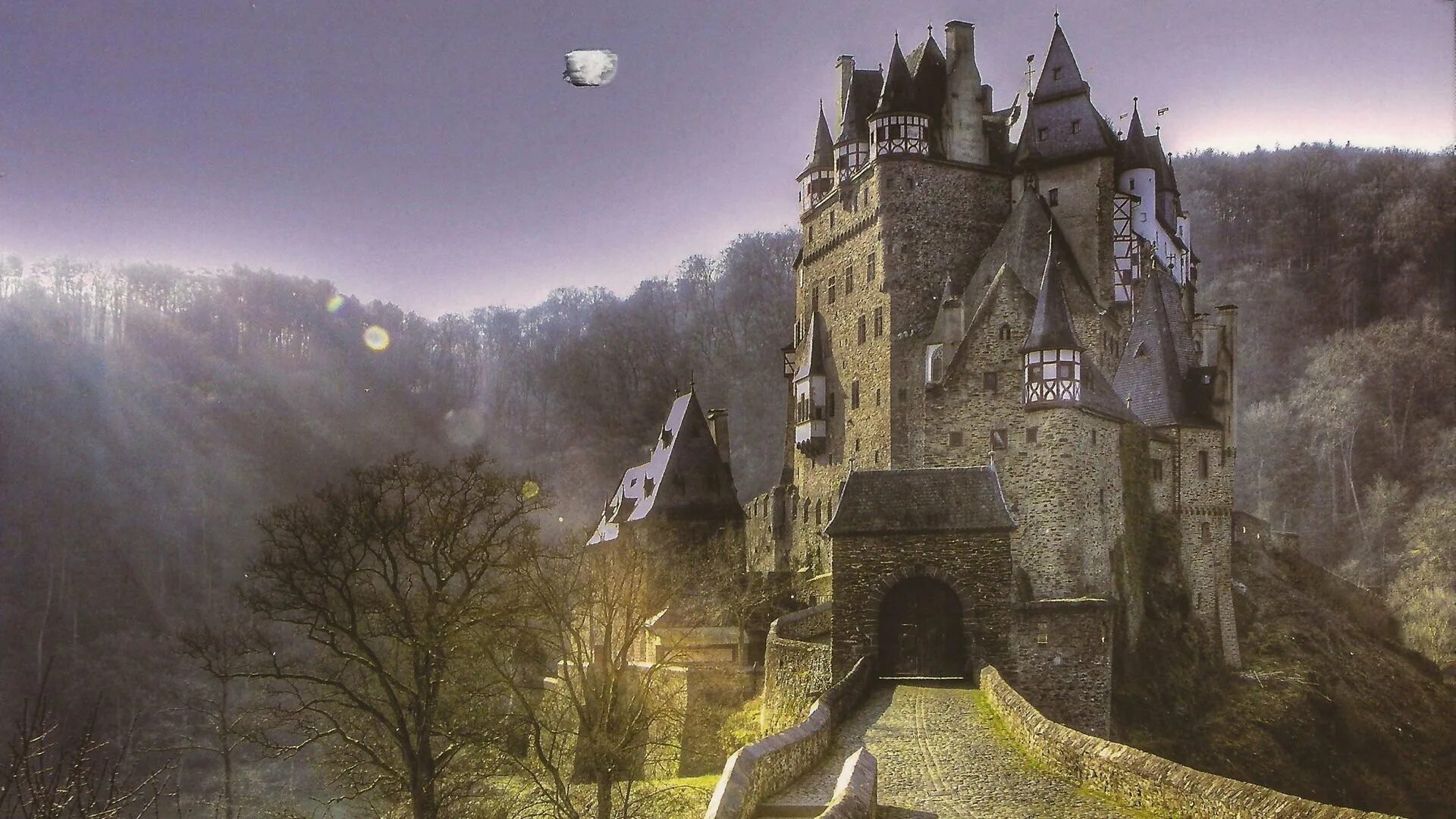 Замок на рабочий стол. Замок Burg Eltz. Замок Эльц Германия в тумане. Замок Эльц HD. Замок Эльц 18 век.