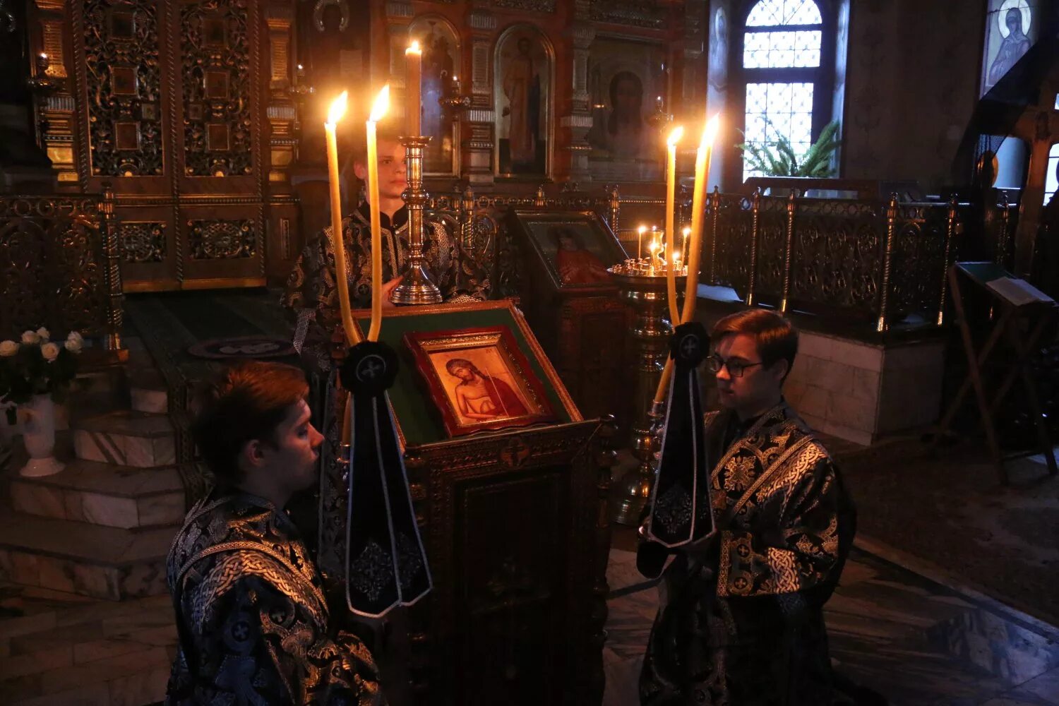 Богослужения великого поста. Великий пост. Строгая седмица поста. Варнава со свечой в церкви.