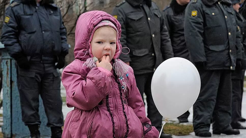 Несанкционированные митинги несовершеннолетние. Несовершеннолетние граждане. несовершеннолетние на митинге. ребенок протестует. протестующий ребенок.