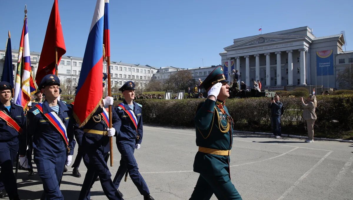 9 мая первоуральск 2025. Парад екатеринбург 2025. парад 9 мая екатеринбург. парад около урфу. куйвашев парад 9 мая екатеринбург.