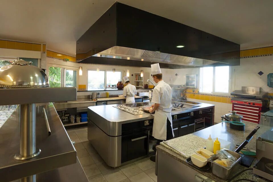 современная профессиональная кухня. кухня ресторана сток. интерьер кухни в ресторане. кухня ресторана. кухонные помещения ресторана.