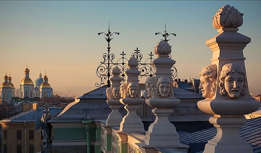 Необычный санкт петербург. Иван Смелов фотограф Санкт-Петербург. Крыша Мариинский театр Санкт-Петербург. Санкт-Петербург архитектура крыша. Необычные ракурсы Петербурга.