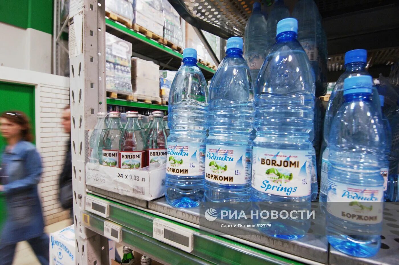 Риа с водой. Вода из крана. Отравились минеральной водой. Что пить при отравлении. Боржоми.