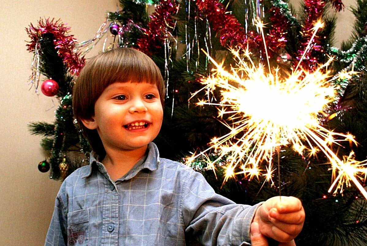 Бенгальские огни. Новогодняя елка для детей. Новогодний праздник. Салют для детей.