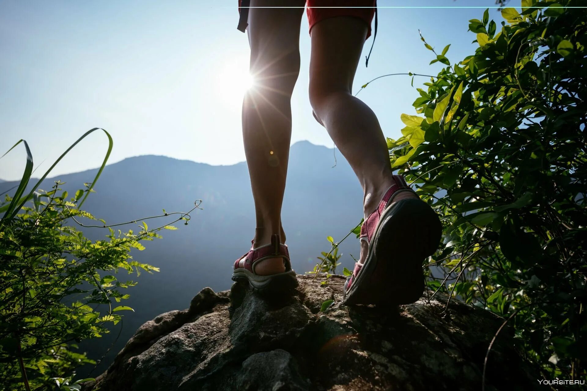 Красивые женские ноги. Ногая это. Кэндис свейнпол йога. Ногая это. Девушка на камнях возле моря.