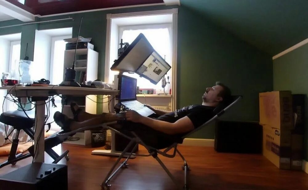 Кресло Zero Gravity Workstation 9. Лежачий компьютерный стол. Рабочее место лежа. Лежачее рабочее место. В его кабинете всегда лежала