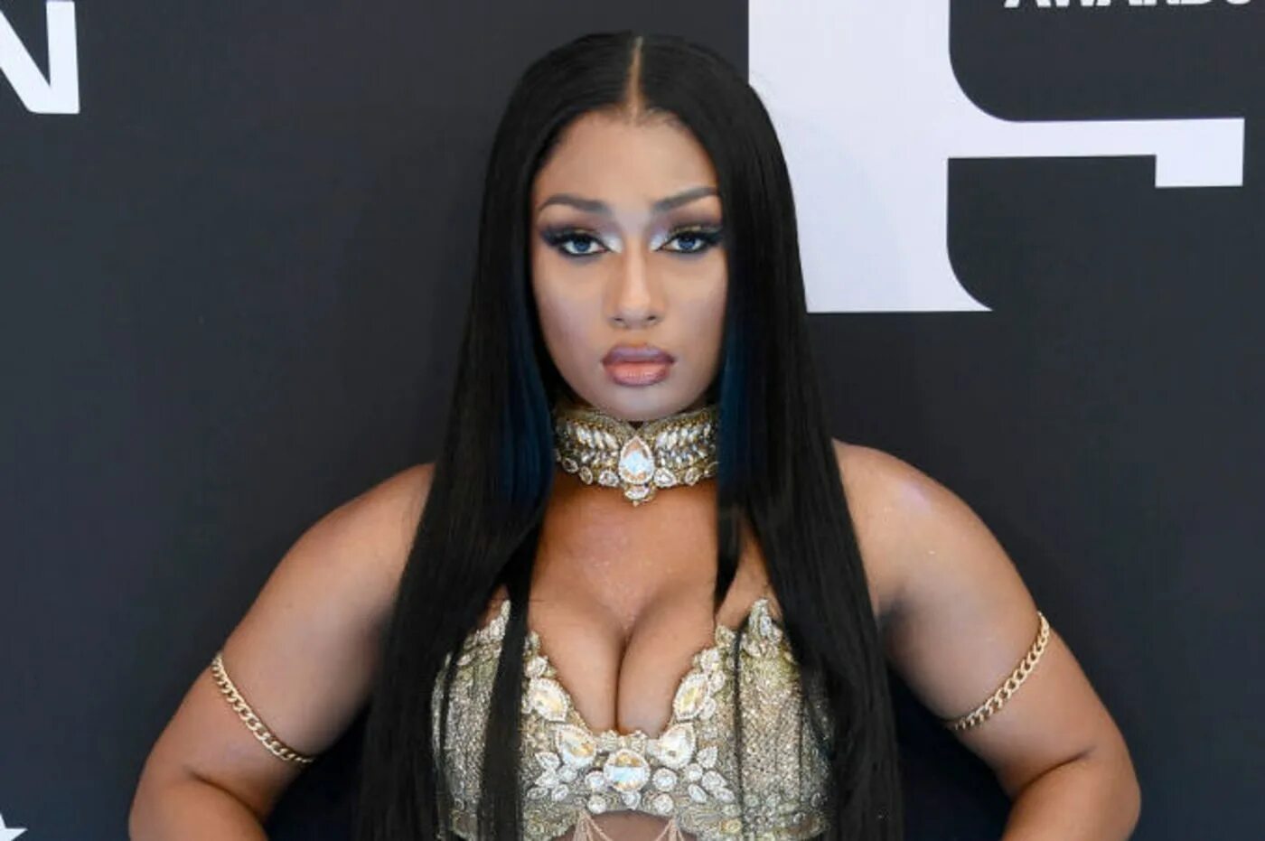 Lizzo megan thee stallion. Megan the stallion. Megan the stallion mamushi. Меган сталлион. Хип хоп исполнительницы америки.
