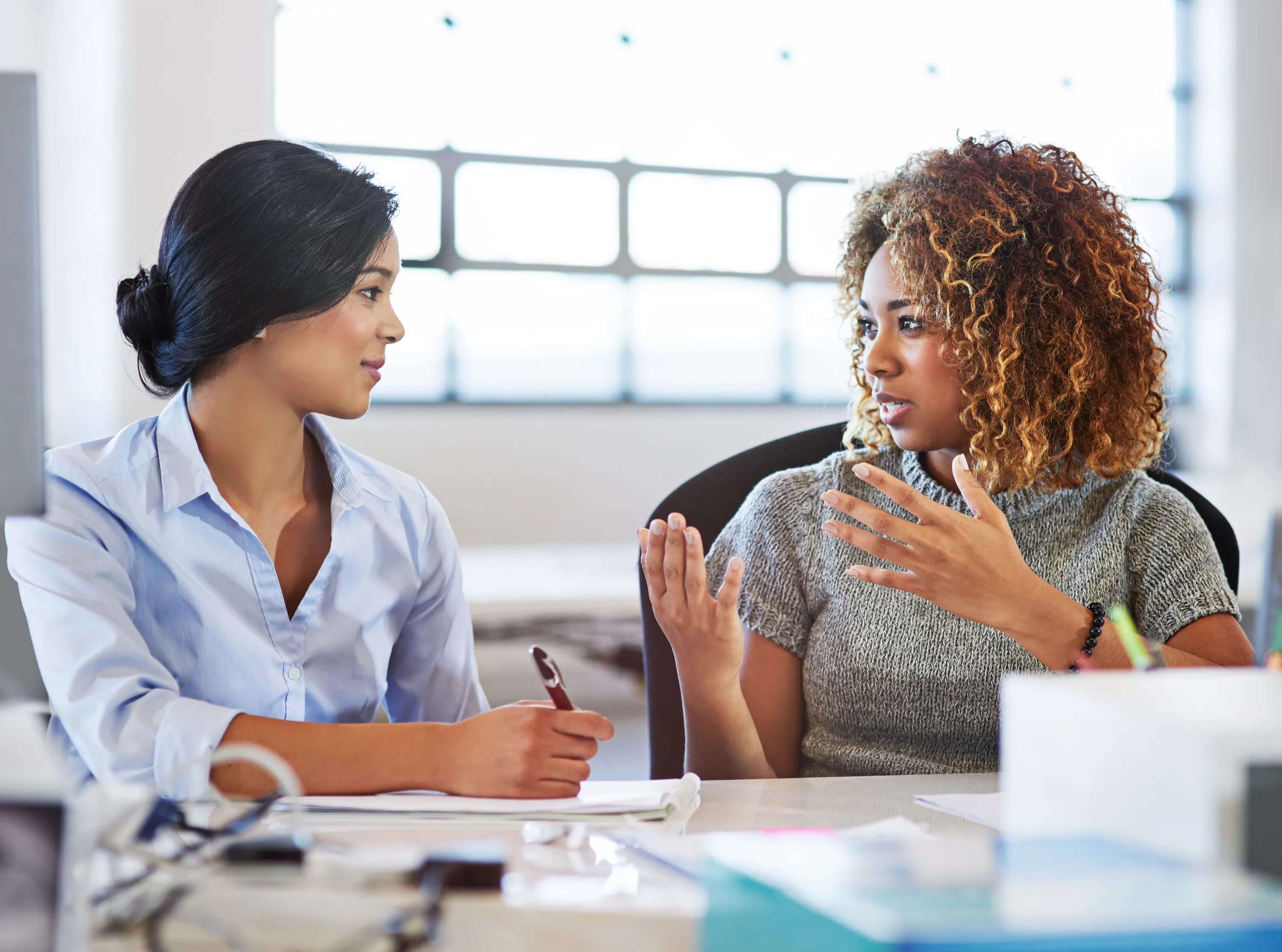 Working like talking. Диалог между людьми. Заинтересованная беседа. Коучинг для женщин. Бизнес коуч женщина.