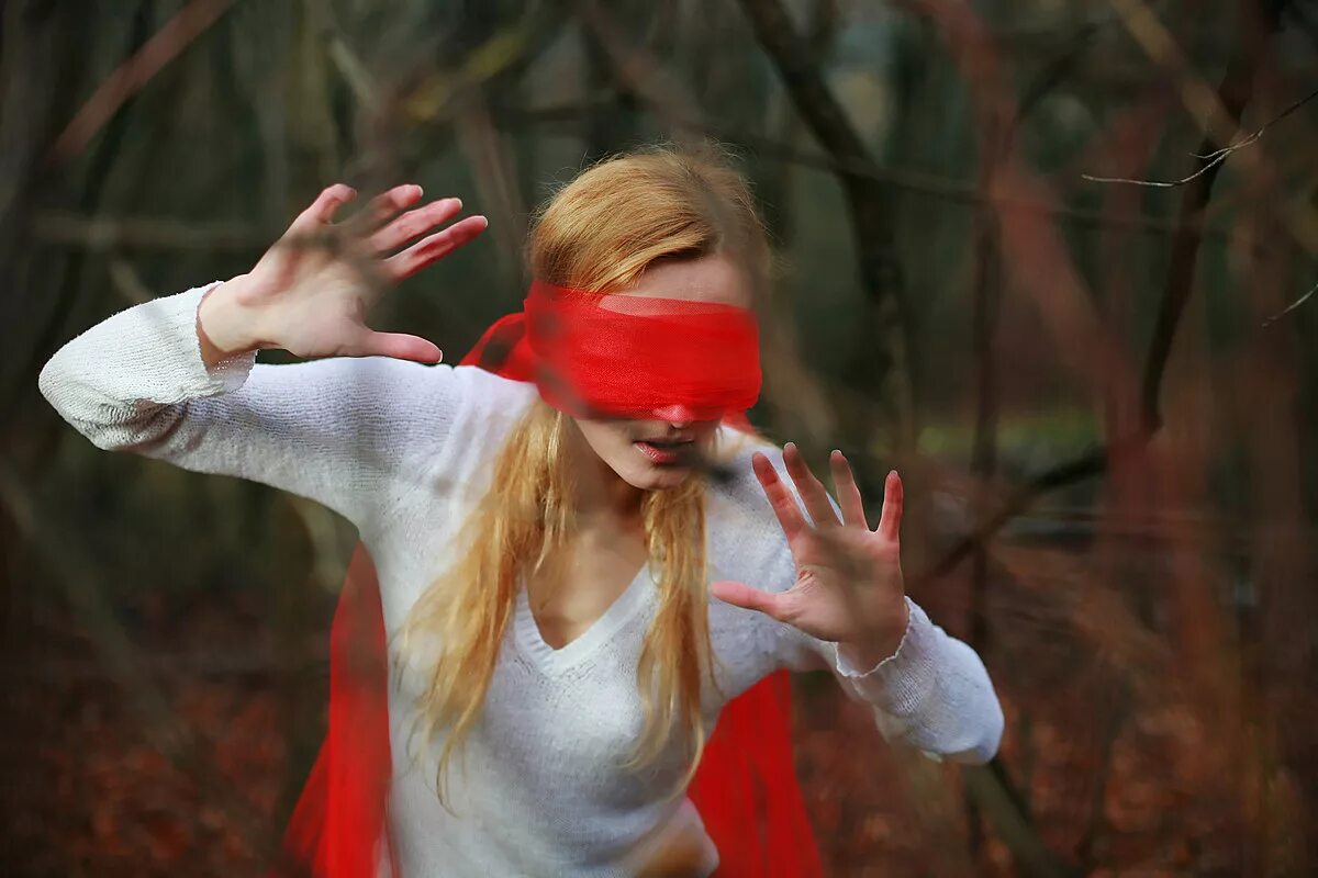 Видео где девушку завязывают. Девушка с повязкой на глазах в лесу. Девушка с завязанными глазами. Завязанные глаза в лесу. Человек идет с закрытыми глазами.