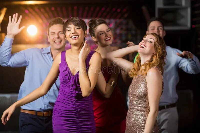 Танец на столе свадьба. Стиль свинг в одежде. Перед клубом. Танцоры в элитном ночном клубе. Dancing friend.