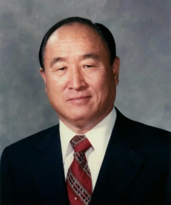 Мун сон мён. Преподобный Мун. Sun Myung Moon. Мун сон мён портрет. Мен муна