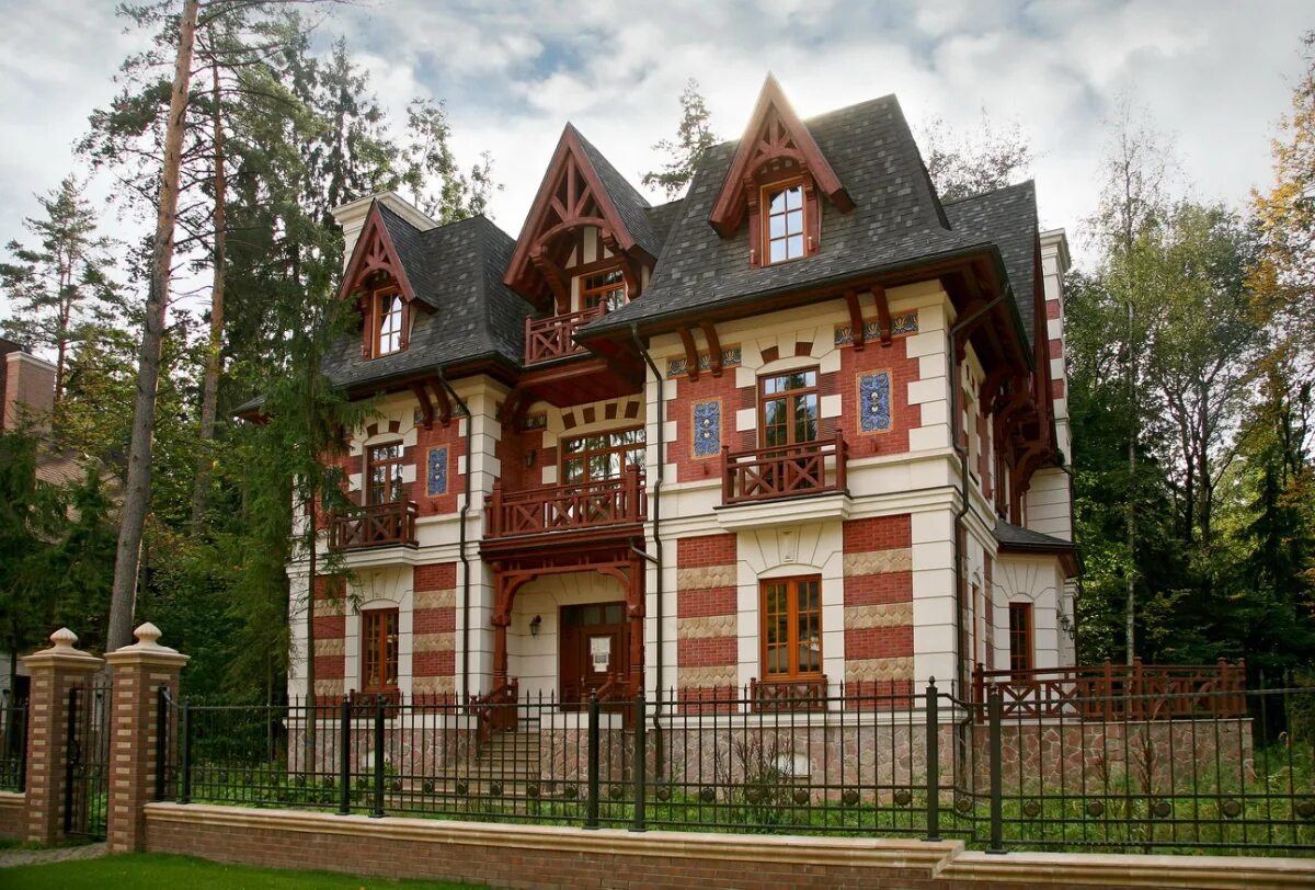 красивые коттеджи подмосковья. коттеджный дом. особняк в подмосковье. трувиль коттеджный поселок. особняк на рублевке в готическом стиле.
