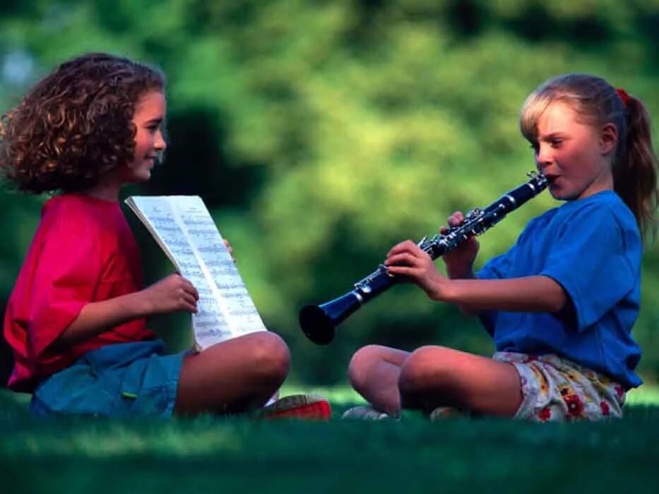 Дети играют на инструментах. Музыкальные инструменты для детей. Талантливые дети. Человек с музыкальным инструментом.