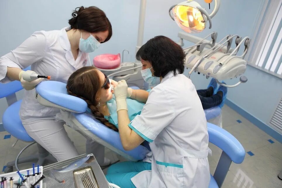 Ассистент врача стоматолога. Чистка зубов в стоматологии. Зубной врач и стоматолог. Ассистирование в стоматологии. Как стоматологи делают чистку зубов