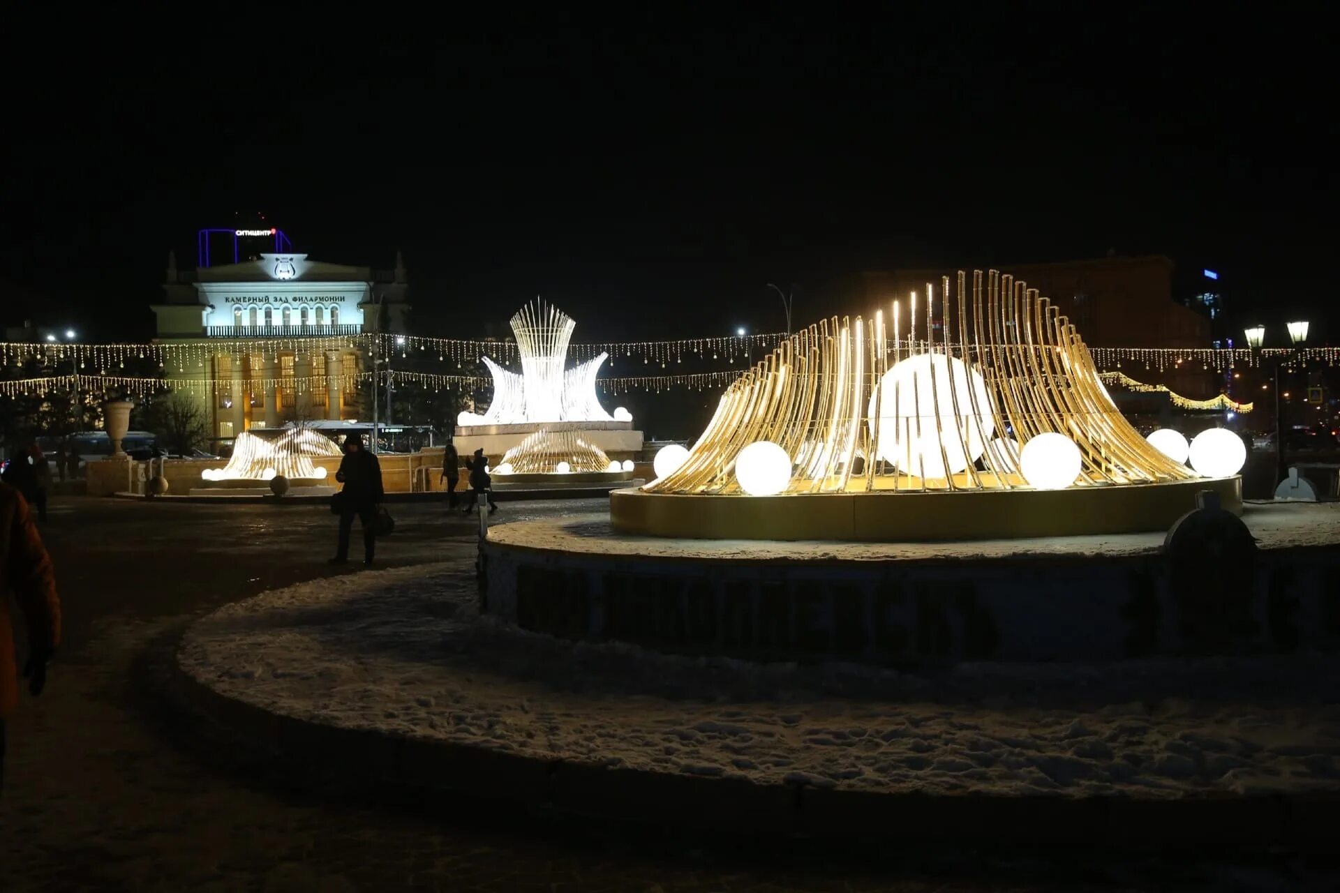Включи в новосибирске. Михайловская набережная новосибирск новый год. Включи в новосибирске. Галерея новосибирск фонтан. Фонтан в центральном парке новосибирска.