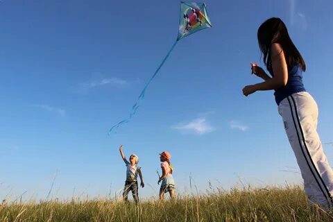 Дети запускают в небо змея песню