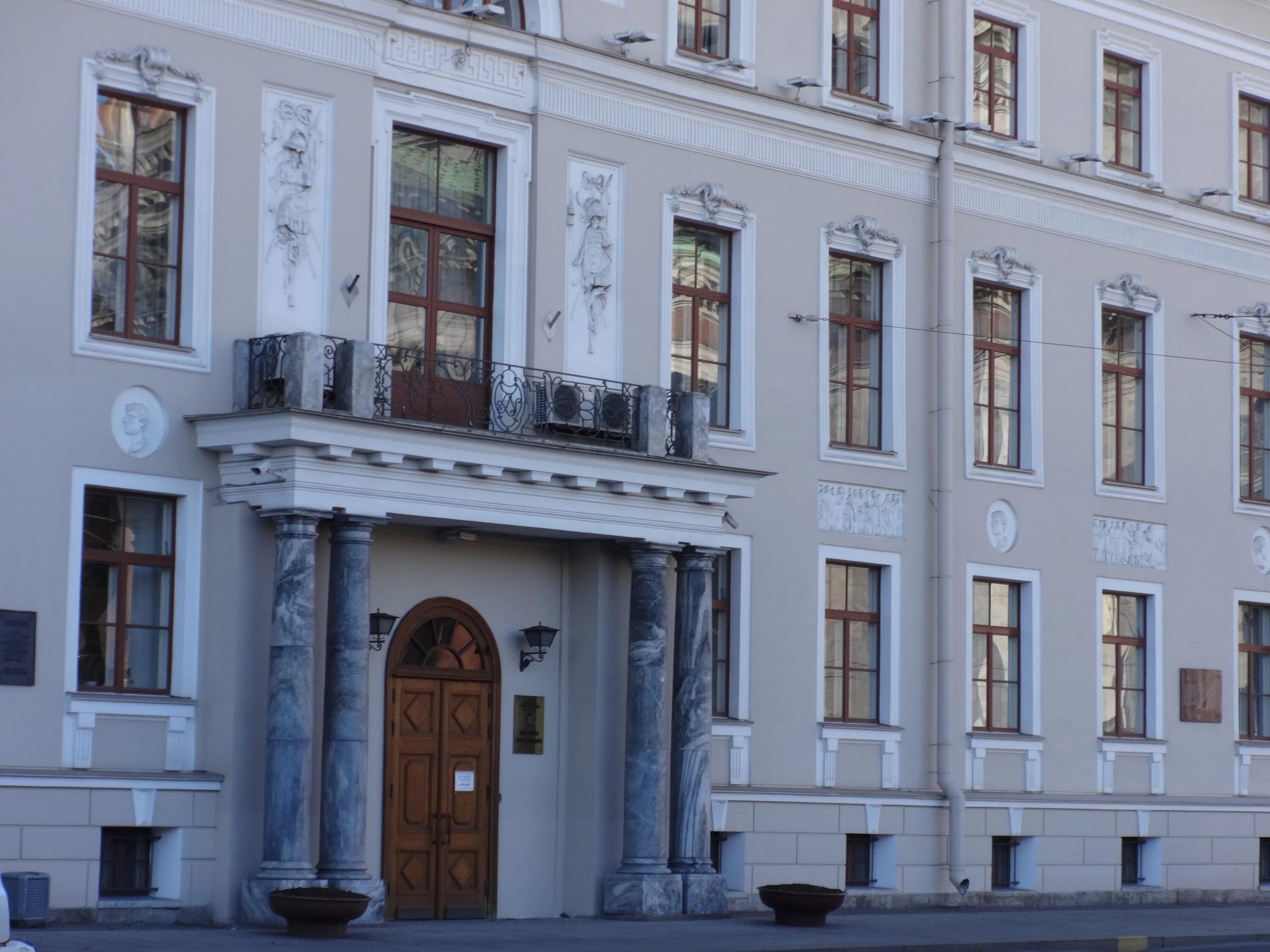 1. Дом князя мятлева. Исаакиевская площадь 9. Исаакиевский сквер в санкт-петербурге. Исаакиевская площадь санкт-петербург.